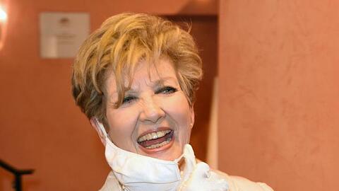 Die Moderatorin Carolin Reiber lacht vor der Theaterpremiere "Halbe Wahrheiten".