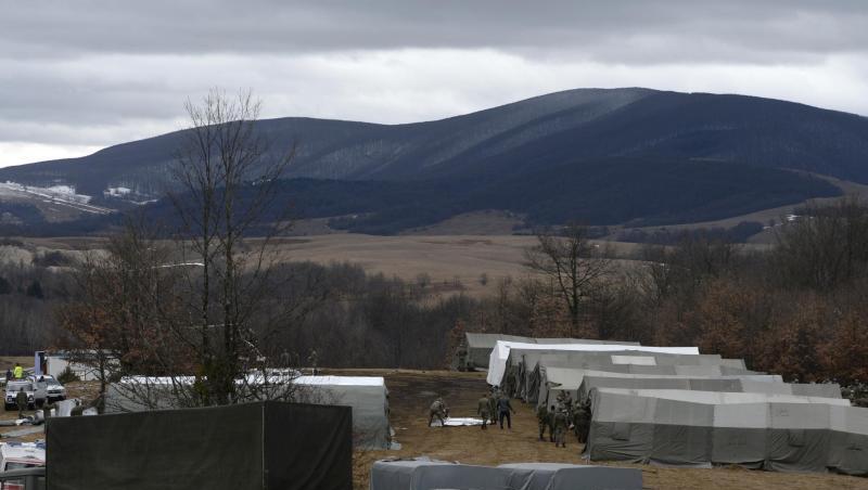 Bosnische Soldaten stehen vor provisorischen Zelten im Camp Lipa außerhalb von Bihac. Nach der gescheiterten Verlegung von Hunderten Flüchtlingen in feste Unterkünfte im Landesinneren hat die bosnische Armee damit begonnen, im Elendslager Lipa im Nordwesten des Landes Zelte zu errichten. Bosnische Soldaten stehen vor provisorischen Zelten im Camp Lipa außerhalb von Bihac. Nach der gescheiterten Verlegung von Hunderten Flüchtlingen in feste Unterkünfte im Landesinneren hat die bosnische Armee damit begonnen, im Elendslager Lipa im Nordwesten des Landes Zelte zu errichten.