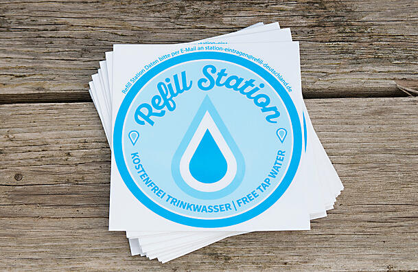 Diese Sticker kleben an Türen von Läden, in denen Wasser abgefüllt werden kann.