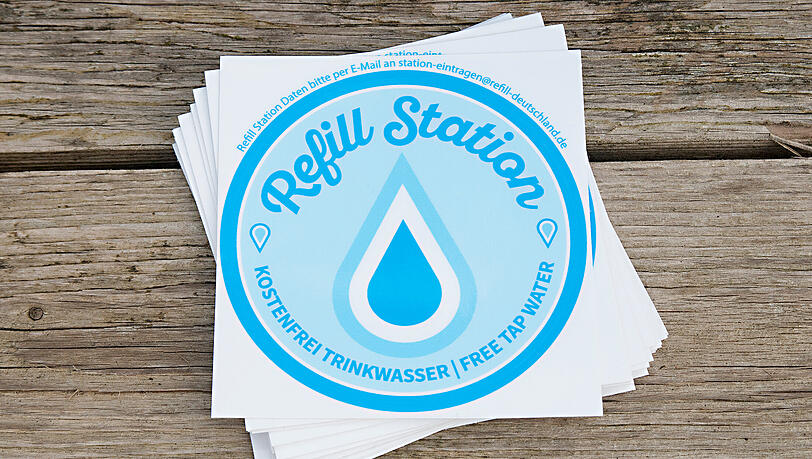 Diese Sticker kleben an Türen von Läden, in denen Wasser abgefüllt werden kann. Diese Sticker kleben an Türen von Läden, in denen Wasser abgefüllt werden kann.