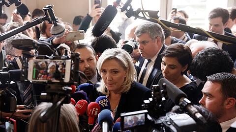 Marine Le Pen, ehemalige Parteivorsitzende der rechtsextremen französischen Partei Rassemblement National, wird in Paris von Reportern umringt.