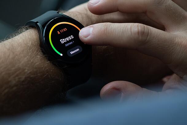Smartwatches können nicht nur Vitalwerte liefern, sondern auch automatisch bei Erschütterung den Notruf verständigen. Smartwatches können nicht nur Vitalwerte liefern, sondern auch automatisch bei Erschütterung den Notruf verständigen.