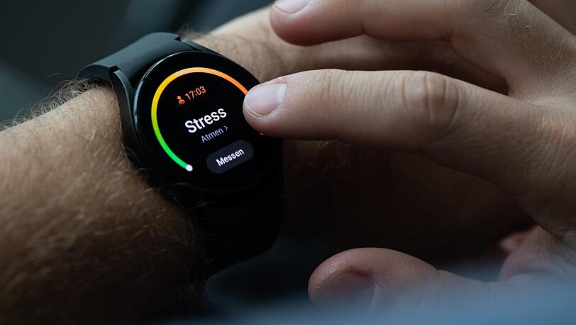 Smartwatches können nicht nur Vitalwerte liefern, sondern auch automatisch bei Erschütterung den Notruf verständigen.