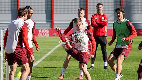 Im Abschlusstraining wieder mitten drin im Geschehen und fit für den Kracher gegen Leverkusen: Joshua Kimmich (am Ball).