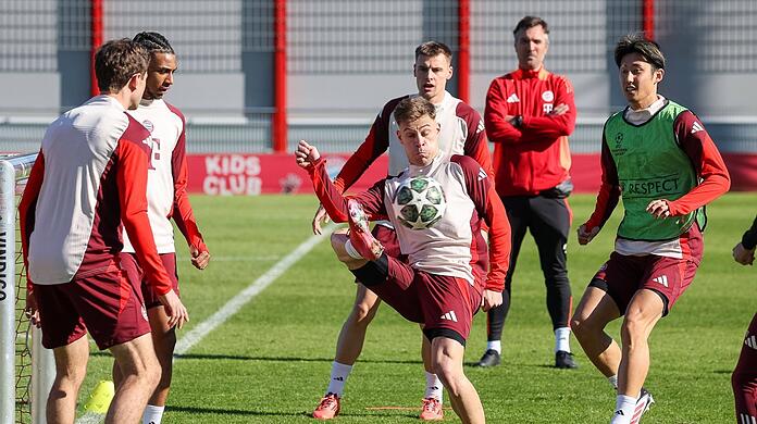 Im Abschlusstraining wieder mitten drin im Geschehen und fit für den Kracher gegen Leverkusen: Joshua Kimmich (am Ball).