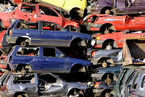 Nur noch Altmetall: Viele wollen jetzt ihr altes Auto los werden und 2500 Euro Abwrackprämie einstreichen.