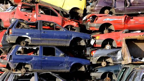 Nur noch Altmetall: Viele wollen jetzt ihr altes Auto los werden und 2500 Euro Abwrackprämie einstreichen. Nur noch Altmetall: Viele wollen jetzt ihr altes Auto los werden und 2500 Euro Abwrackprämie einstreichen.