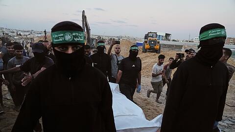 Die Hamas will zwei weiteren Geiseln in Gaza geborgen haben. (Archivbild)