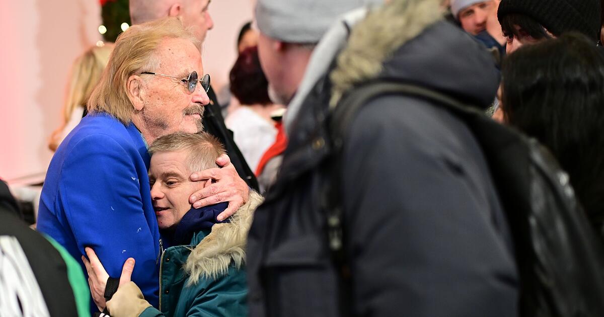 Gans-und-Geschenke-Frank-Zander-empf-ngt-Hunderte-G-ste