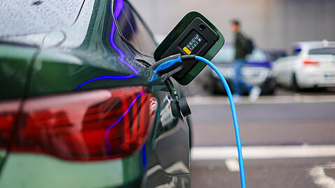 Ein Elektrofahrzeug von BMW l&auml;dt an einer Lades&auml;ule. Welche deutschen Stromer vergleichsweise schnell laden &ndash; und besonders g&uuml;nstig sind.