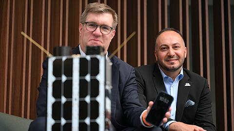 O2-Manager J&ouml;rg Kablitz und OQ-Chef Omar Qaise hoffen auf gute Verbindungen mit dem Weltall.