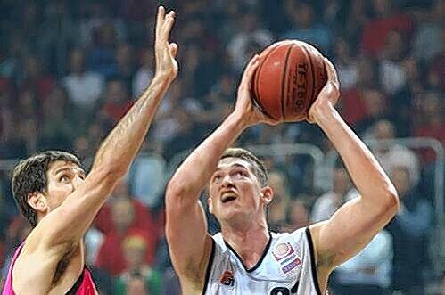 &bdquo;Immer schön am Boden bleiben&ldquo;: Bambergs Jung-Star Tibor Pleiß beim Korbwurf gegen Bonn.