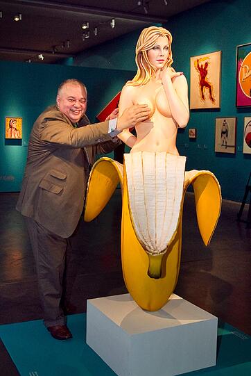 Der Direktor des Völklinger Kulturerbes Grewenig könnte sich bei der Ausstellung "Mel Ramos - 50 Jahre PopArt" einen kleinen Spass nicht verkneifen.