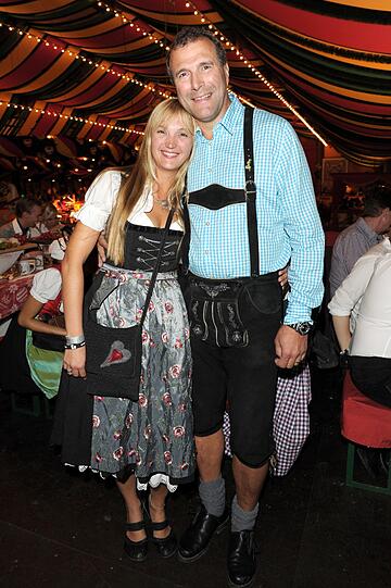 Auch Fernsehrichter Alexander Hold nebst Frau Michaela erschien zur Charity Wiesn der Manuel Neuer Kids Foundation.