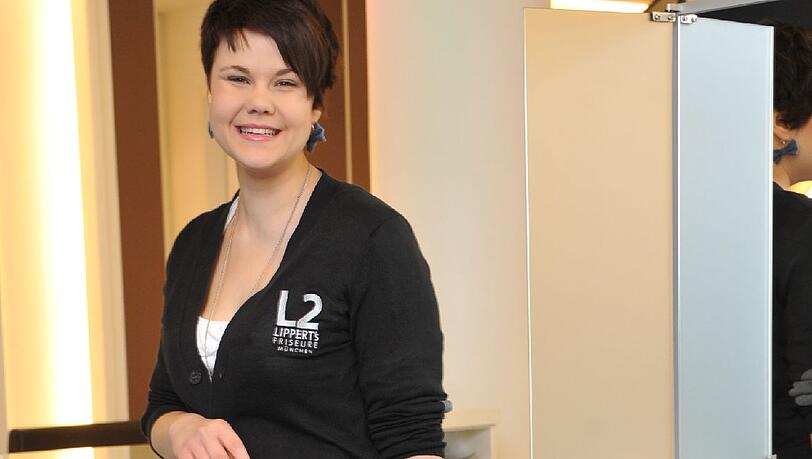"Eine Traumstelle" -
Julia Steil (20), Azubi zur Friseurin und Stylistin im 1. Lehrjahr bei Lippert’s Friseure: „Ich hab’ erst im September meine Ausbildung bei Lippert begonnen. Es ist meine absolute Traumstelle. Nach dem Abi habe ich ein paar Praktika bei verschiedenen Friseuren gemacht, um mich auf ein Praktikum bei Lipperts vorzubereiten. Das hat dann auch geklappt und ich wurde übernommen. Die Ausbildung dort ist einfach super. Es gibt dreimal die Woche Übungsabende und auch noch Workshops an den Wochenenden. Wir haben drei Ausbilder, die sich um uns Azubis kümmern. Bisher darf ich den Kunden die Haare waschen, und Wimpern- und Augenbraueinfärben. Seit Kurzem darf ich auch schminken, das macht mir besonders Spaß. Nächste Woche habe ich mein erstes Schnitttraining, da freue ich mich schon drauf.“ "Eine Traumstelle" -
Julia Steil (20), Azubi zur Friseurin und Stylistin im 1. Lehrjahr bei Lippert’s Friseure: „Ich hab’ erst im September meine Ausbildung bei Lippert begonnen. Es ist meine absolute Traumstelle. Nach dem Abi habe ich ein paar Praktika bei verschiedenen Friseuren gemacht, um mich auf ein Praktikum bei Lipperts vorzubereiten. Das hat dann auch geklappt und ich wurde übernommen. Die Ausbildung dort ist einfach super. Es gibt dreimal die Woche Übungsabende und auch noch Workshops an den Wochenenden. Wir haben drei Ausbilder, die sich um uns Azubis kümmern. Bisher darf ich den Kunden die Haare waschen, und Wimpern- und Augenbraueinfärben. Seit Kurzem darf ich auch schminken, das macht mir besonders Spaß. Nächste Woche habe ich mein erstes Schnitttraining, da freue ich mich schon drauf.“