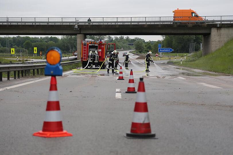 Schwere Hochwasser-Schäden an der A8. Die Bilder zum Durchklicken.