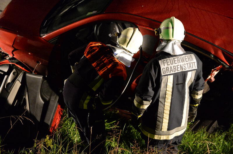 Unfall-Drama auf der A8 bei Grabenstätt: Eine französische Familie kracht mit ihrem Auto in ein Pannen-Auto. Bei dem Crash entsteht ein Trümmerfeld mit einer Länge von 300 Metern. Die Insassen kommen in die Klinik. Die Bilder...