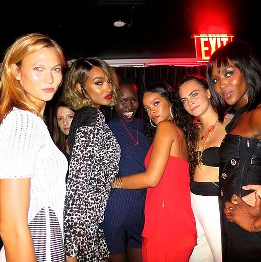 Karlie Kloss, Joudan Dunn, Alek Wek, Rihanna, Cara Delevingne und Naomi Campbell (vl.l.)