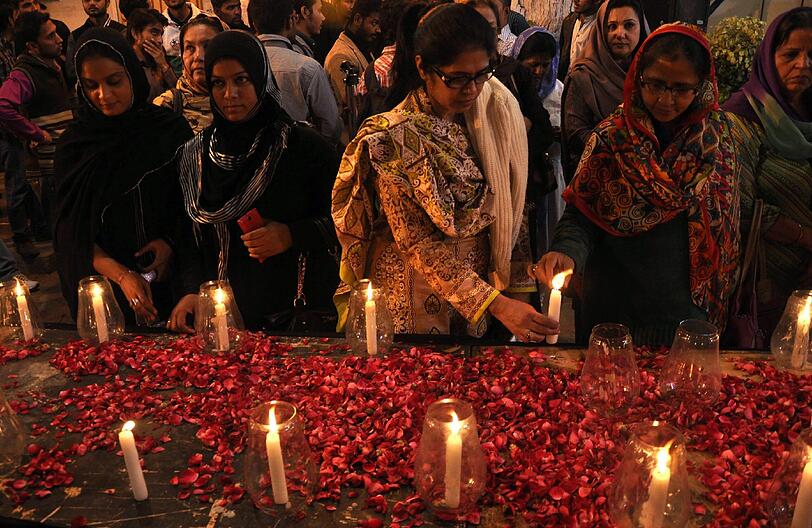 Die Menschen in Peshawar betrauern nach dem grausamen Anschlag auf eine Militärschule den Tod von 132 Schülern und neun weiteren Menschen.