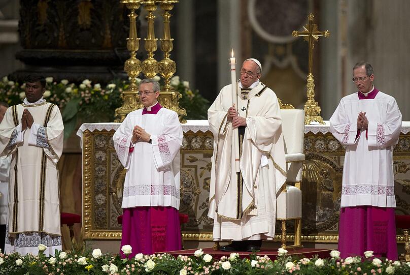 Papst Franziskus hat mit Tausenden Gläubigen und Pilgern die Osternacht im Petersdom gefeiert.