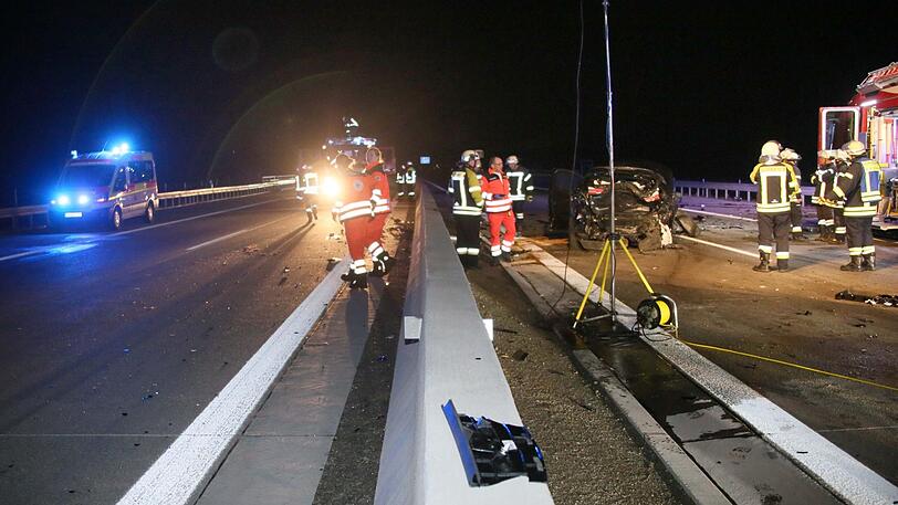 Ein silberner PKW ist in einen schwarzen Unfallwagen geprallt. Beide Fahrer kamen verletzt ins Krankenhaus.
