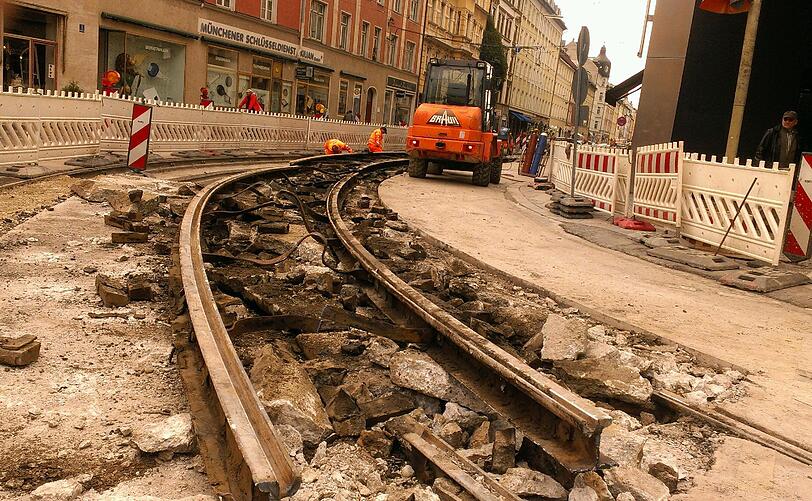 Wie ein altes Skelett sahen diese Tramschienen an der Kreuzung Müller-/Fraunhoferstraße während der Bauarbeiten aus. Ab Montag rauscht die Tram wieder durch.
