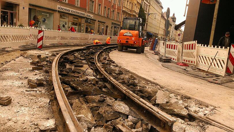 Wie ein altes Skelett sahen diese Tramschienen an der Kreuzung Müller-/Fraunhoferstraße während der Bauarbeiten aus. Ab Montag rauscht die Tram wieder durch. Wie ein altes Skelett sahen diese Tramschienen an der Kreuzung Müller-/Fraunhoferstraße während der Bauarbeiten aus. Ab Montag rauscht die Tram wieder durch.