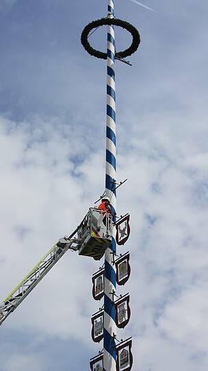 Weg ist der Maibaum in Thalkirchen: Klicken Sie sich durch die Bilder des Feuerwehreinsatzes.