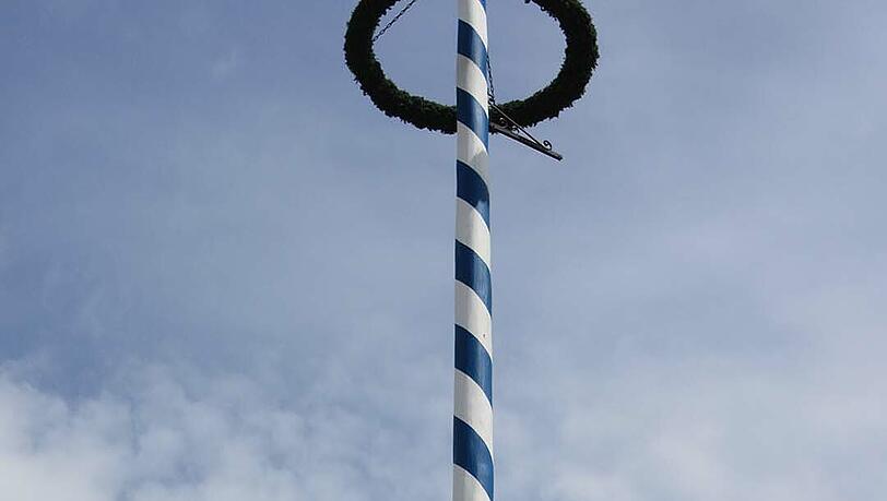 Weg ist der Maibaum in Thalkirchen: Klicken Sie sich durch die Bilder des Feuerwehreinsatzes. Weg ist der Maibaum in Thalkirchen: Klicken Sie sich durch die Bilder des Feuerwehreinsatzes.