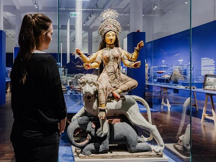 Eine Figur der bengalischen Göttin Durga im Hamburger Museum am Rothenbaum (MARKK).