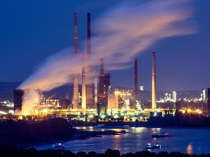 Thyssenkrupp will die Hüttengase aus der Stahlproduktion durch Umwandlung in Methanol und Ammoniak als Rohstoff für die chemische Industrie nutzbar machen.