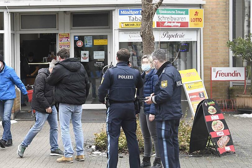 Nach Angaben der Polizei hatte der Täter das Geschäft gegen 13.10 Uhr mit einer Sturmhaube über dem Kopf betreten.