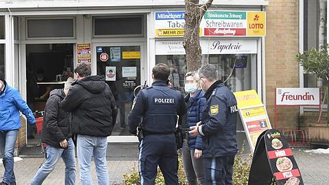 Nach Angaben der Polizei hatte der Täter das Geschäft gegen 13.10 Uhr mit einer Sturmhaube über dem Kopf betreten.