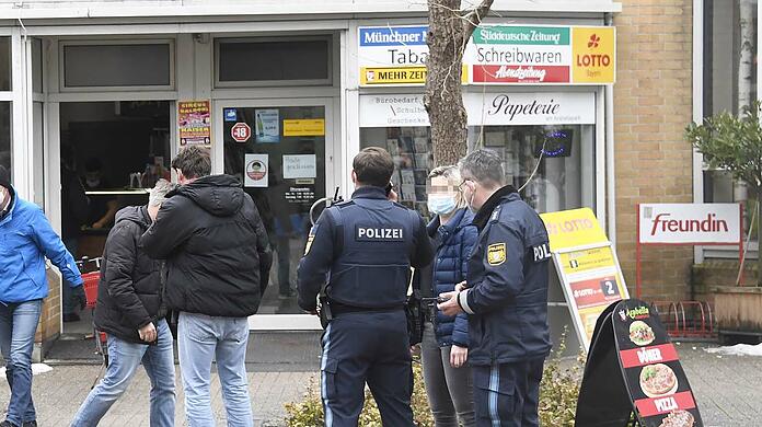 Nach Angaben der Polizei hatte der Täter das Geschäft gegen 13.10 Uhr mit einer Sturmhaube über dem Kopf betreten.