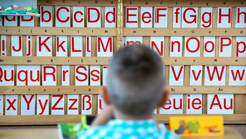 Die Staatsregierung will künftig vor der Einschulung in einem zweistufigen Verfahren den Sprachstand der Kinder feststellen lassen. (Symbolfoto)