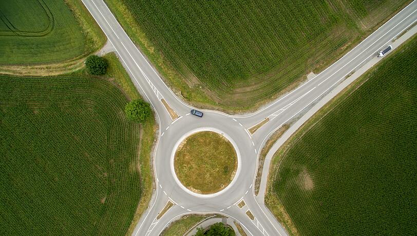 Ein Autofahrer hat sich bei einem Kreisverkehr in Schopfheim seine eigenen Regeln gemacht. (Symbolbild)