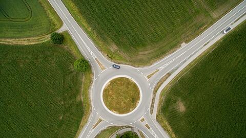 Ein Autofahrer hat sich bei einem Kreisverkehr in Schopfheim seine eigenen Regeln gemacht. (Symbolbild)