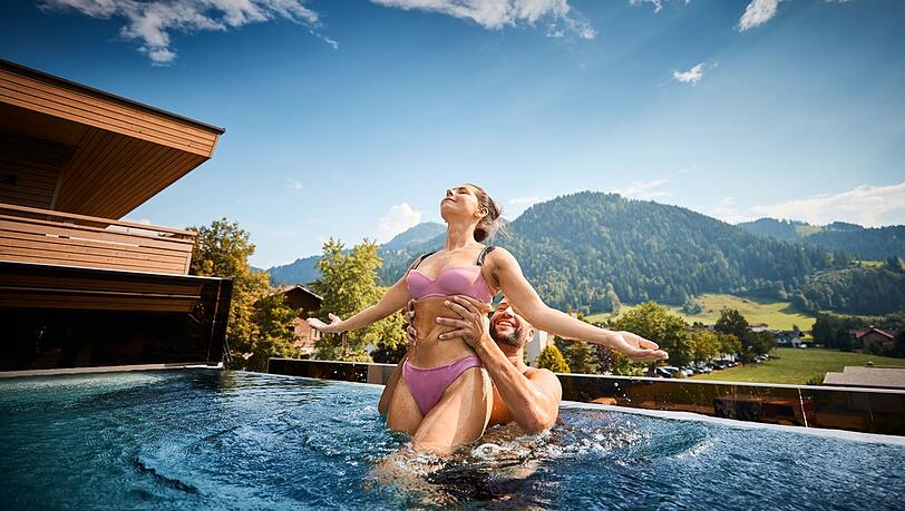 Ankommen und wohlfühlen. Die Wärme des gut temperierten Pools genießen und einen fantastischen Ausblick auf ein faszinierendes Bergpanorama erleben.