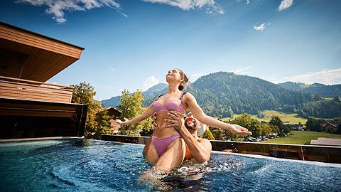 Ankommen und wohlf&uuml;hlen. Die W&auml;rme des gut temperierten Pools genie&szlig;en und einen fantastischen Ausblick auf ein faszinierendes Bergpanorama erleben.
