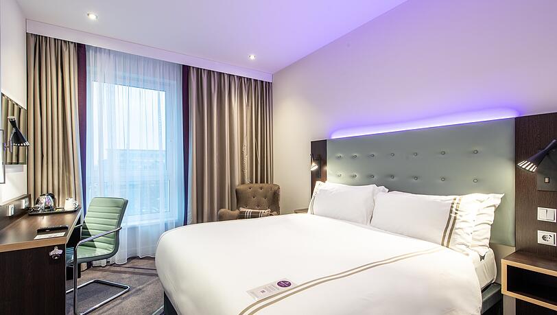 So sieht es in einem Doppelzimmer mit komfortablen Betten aus. So sieht es in einem Doppelzimmer mit komfortablen Betten aus.