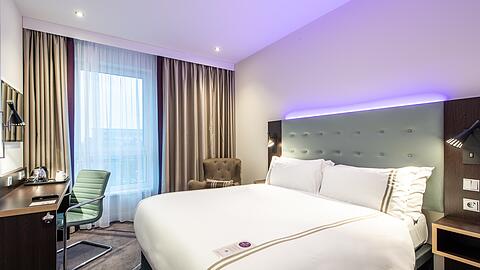 So sieht es in einem Doppelzimmer mit komfortablen Betten aus.