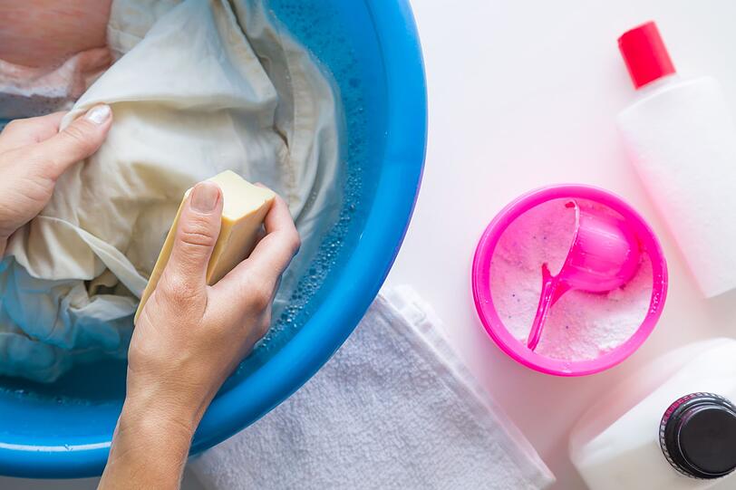 Die richtige Dosierung des Waschmittels ist wichtig. Zu viel davon kann Rückstände in der Maschine und auf der Kleidung hinterlassen. Zu wenig führt oft dazu, dass die Wäsche nicht richtig sauber wird. Halten Sie sich am besten an die Angaben auf der Verpackung und testen Sie, welche Menge für Ihre Wäsche ausreicht. Bei starken Flecken hilft es, diese vor dem Waschen mit Gallseife zu behandeln. Die richtige Dosierung des Waschmittels ist wichtig. Zu viel davon kann Rückstände in der Maschine und auf der Kleidung hinterlassen. Zu wenig führt oft dazu, dass die Wäsche nicht richtig sauber wird. Halten Sie sich am besten an die Angaben auf der Verpackung und testen Sie, welche Menge für Ihre Wäsche ausreicht. Bei starken Flecken hilft es, diese vor dem Waschen mit Gallseife zu behandeln.