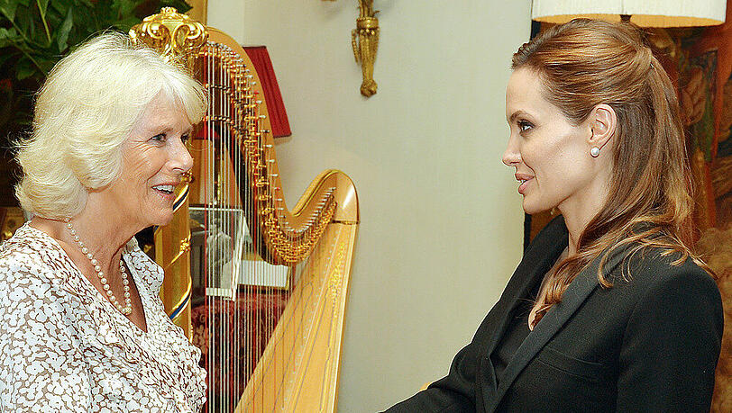 Ungewöhnliches Bild: Camilla Parker Bowles trifft auf Angelina Jolie Ungewöhnliches Bild: Camilla Parker Bowles trifft auf Angelina Jolie