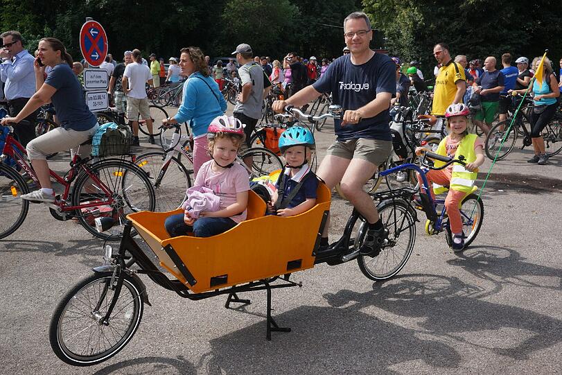 Vater und Kinder waren zusammen bei der Radl-Tour mit einem etwas anderen Radl unterwegs.