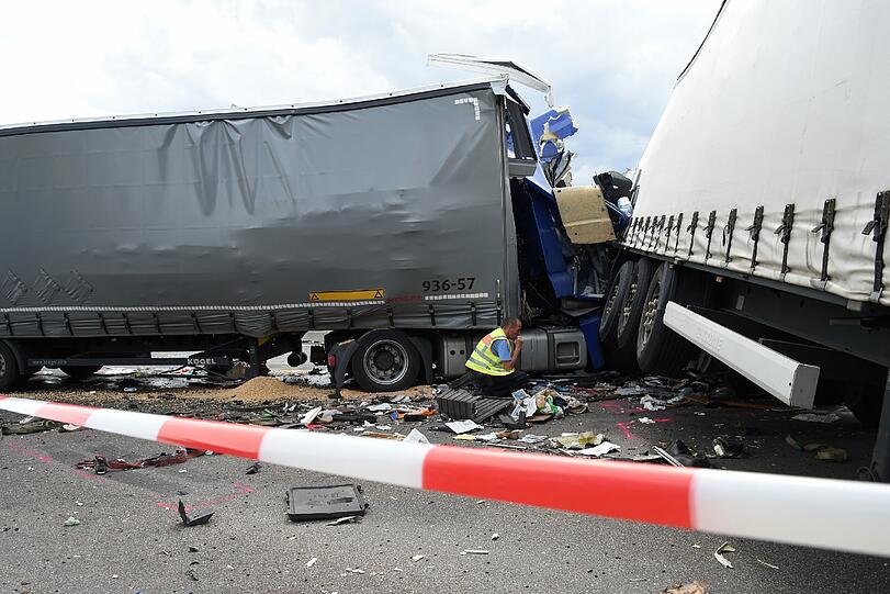 Sechs Lastwagen, ein Wohnmobil und ein Auto waren an dem Unfall bei Guxhagen beteiligt.