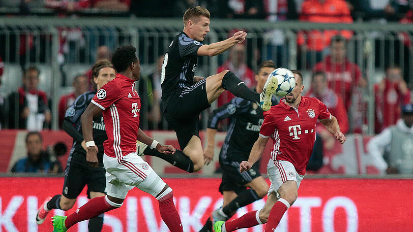 Der Schalter und Walter im Mittelfeld: Reals Toni Kroos (M.), hier beim 2:1-Sieg der Spanier im Viertelfinalhinspiel der Champions League bei Bayern.