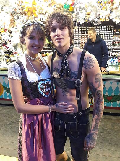 Lederhose und nichts darunter: Bonnie Stranges Freund Leebo Freeman provozierte auf dem Oktoberfest.