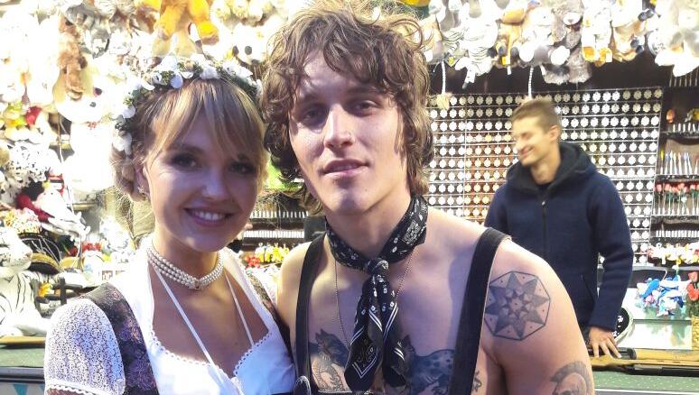 Lederhose und nichts darunter: Bonnie Stranges Freund Leebo Freeman provozierte auf dem Oktoberfest. Lederhose und nichts darunter: Bonnie Stranges Freund Leebo Freeman provozierte auf dem Oktoberfest.