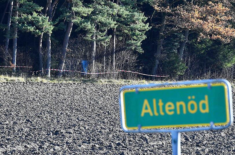 In einem Waldstück zwischen Kienberg und Schnaitsee sollen menschliche Leichenteile gefunden worden sein. Die Polizei ermittelt. Die Bilder.