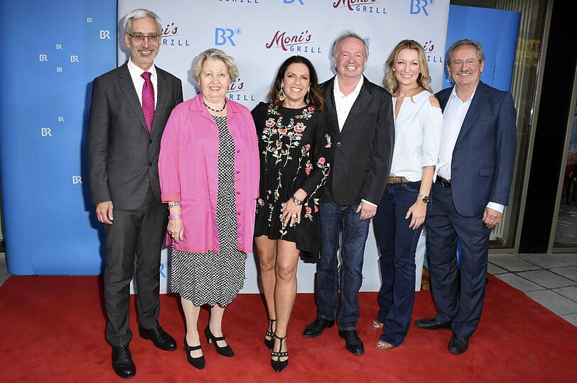 Reinhard Skolik, Sarah Camp, Christine Neubauer, Franz Xaver Bogner, Monika Gruber und Christian Ude strahlen um die Wette.